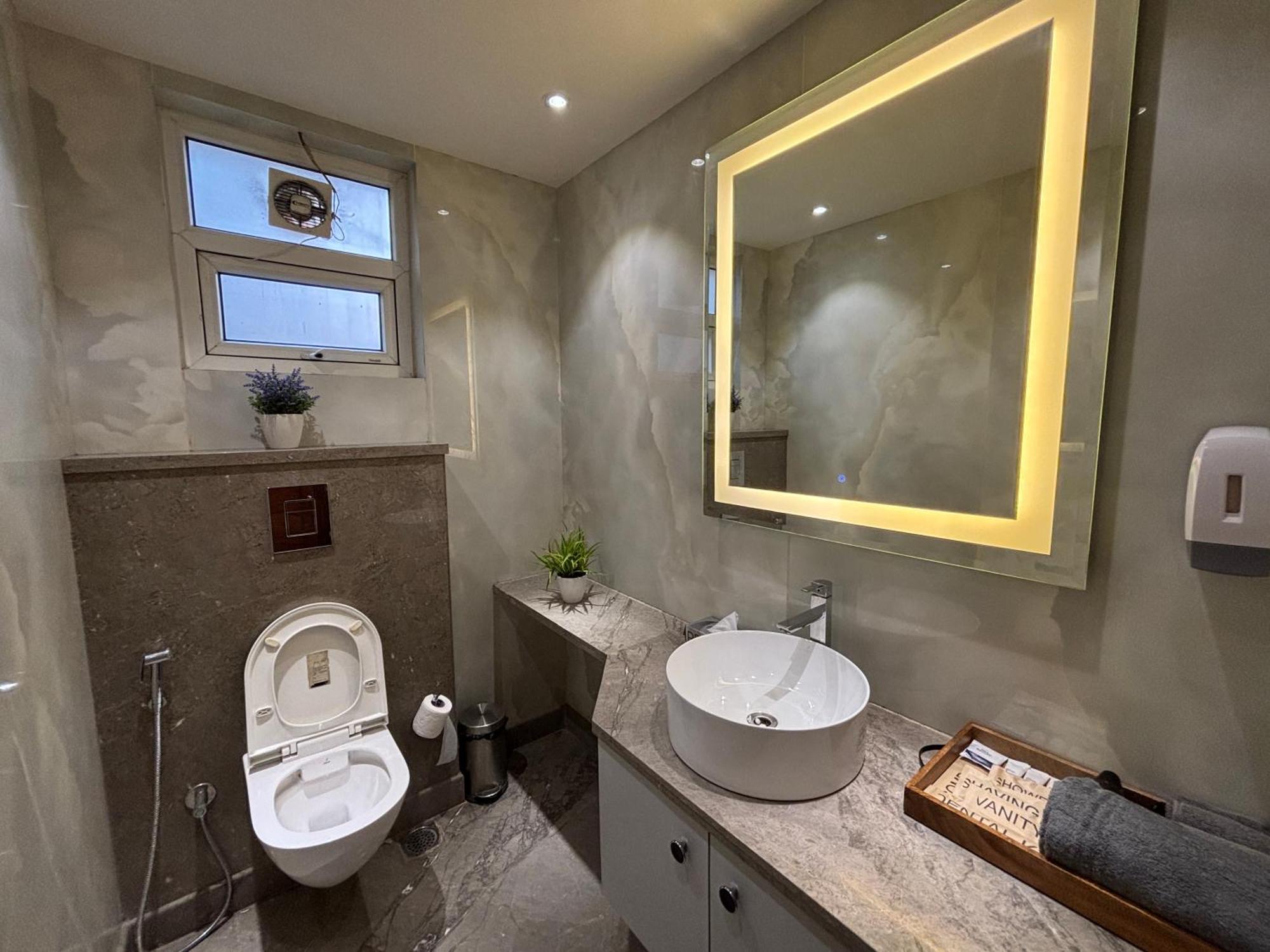 Hotel Housr Sector 42 Golf Course Road Near 42-43 Metro Station