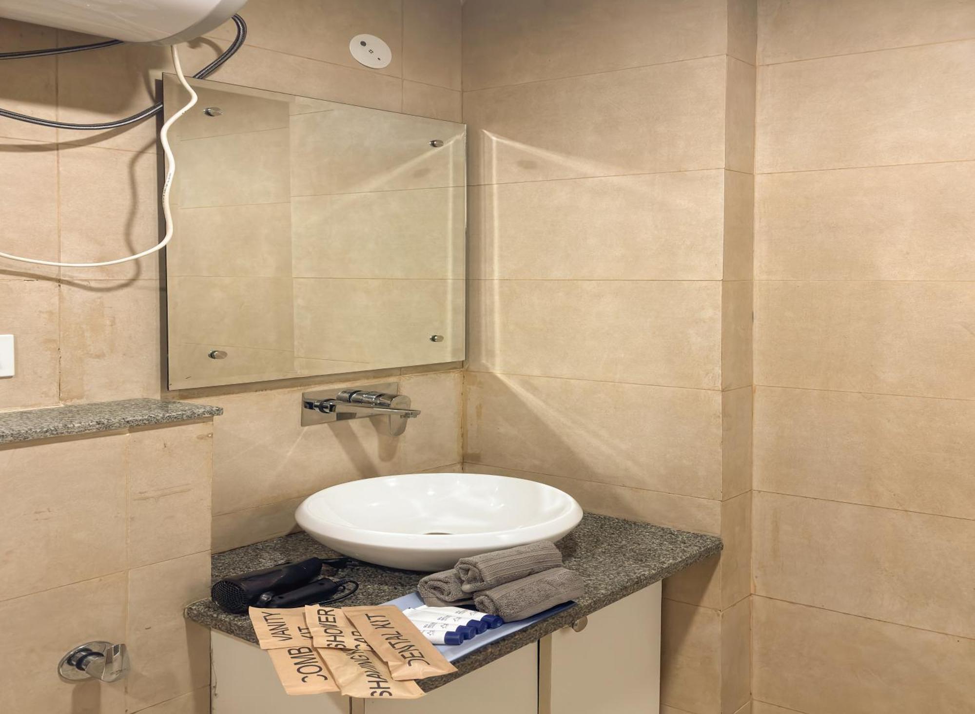Housr Sector 38 Near Medanta Hospital Hotel 4*