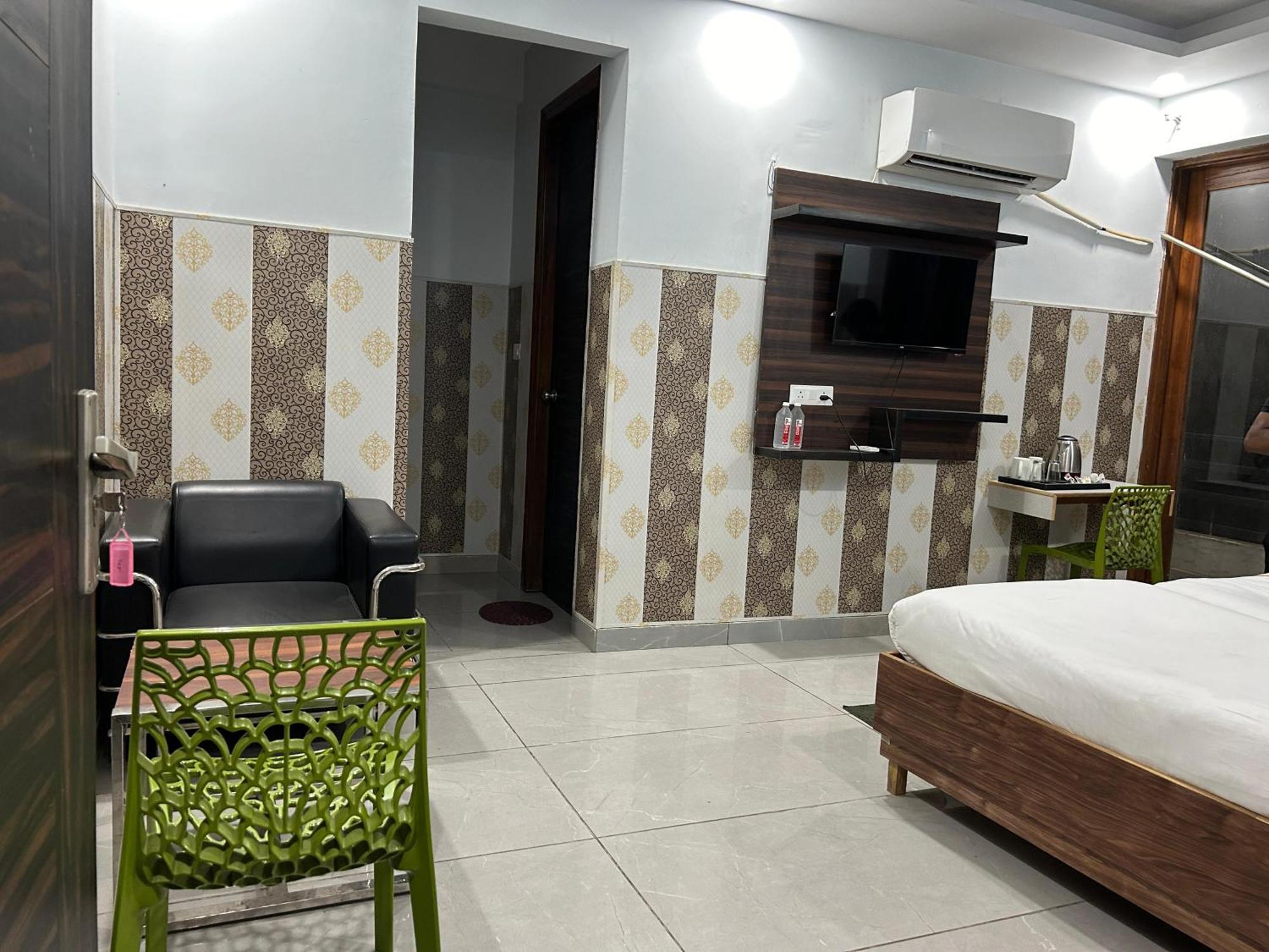 Hotel Tanvi Premium Residency-close To Artemis, Medanta & Fortis