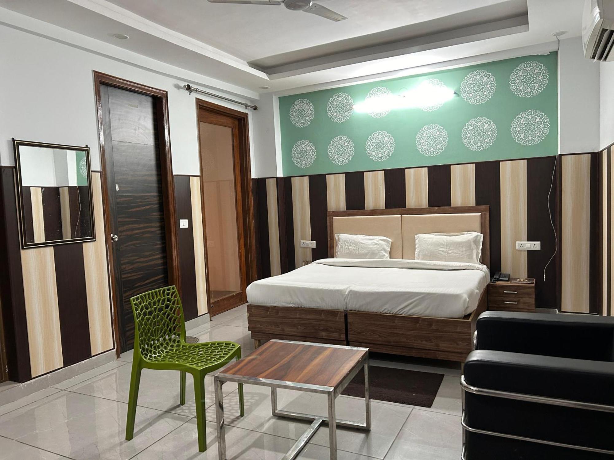 Hotel Tanvi Premium Residency-close To Artemis, Medanta & Fortis 4*