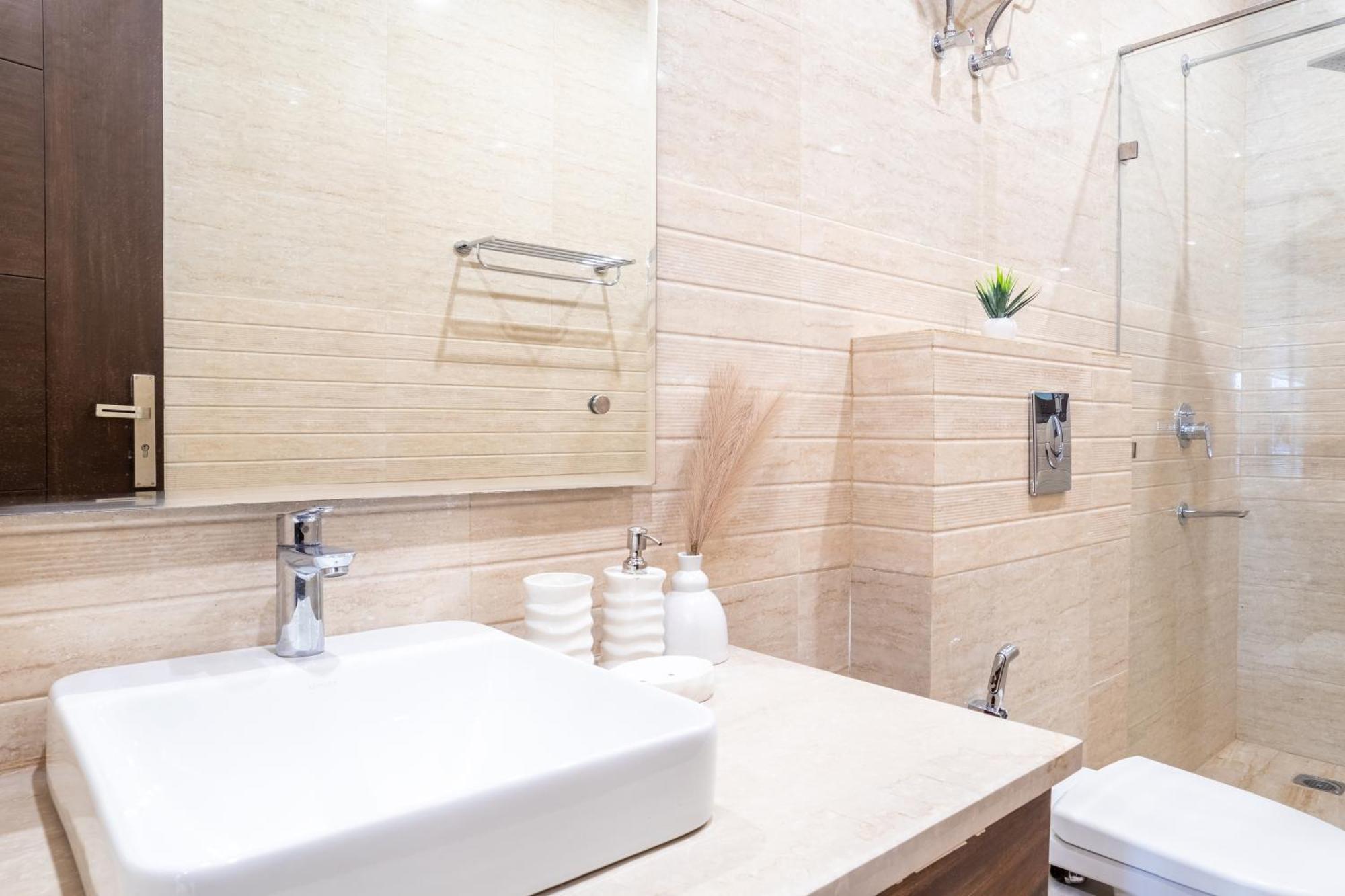 Housr Lotus Sector 28 Dlf Phase 4 Hotel Gurgaon