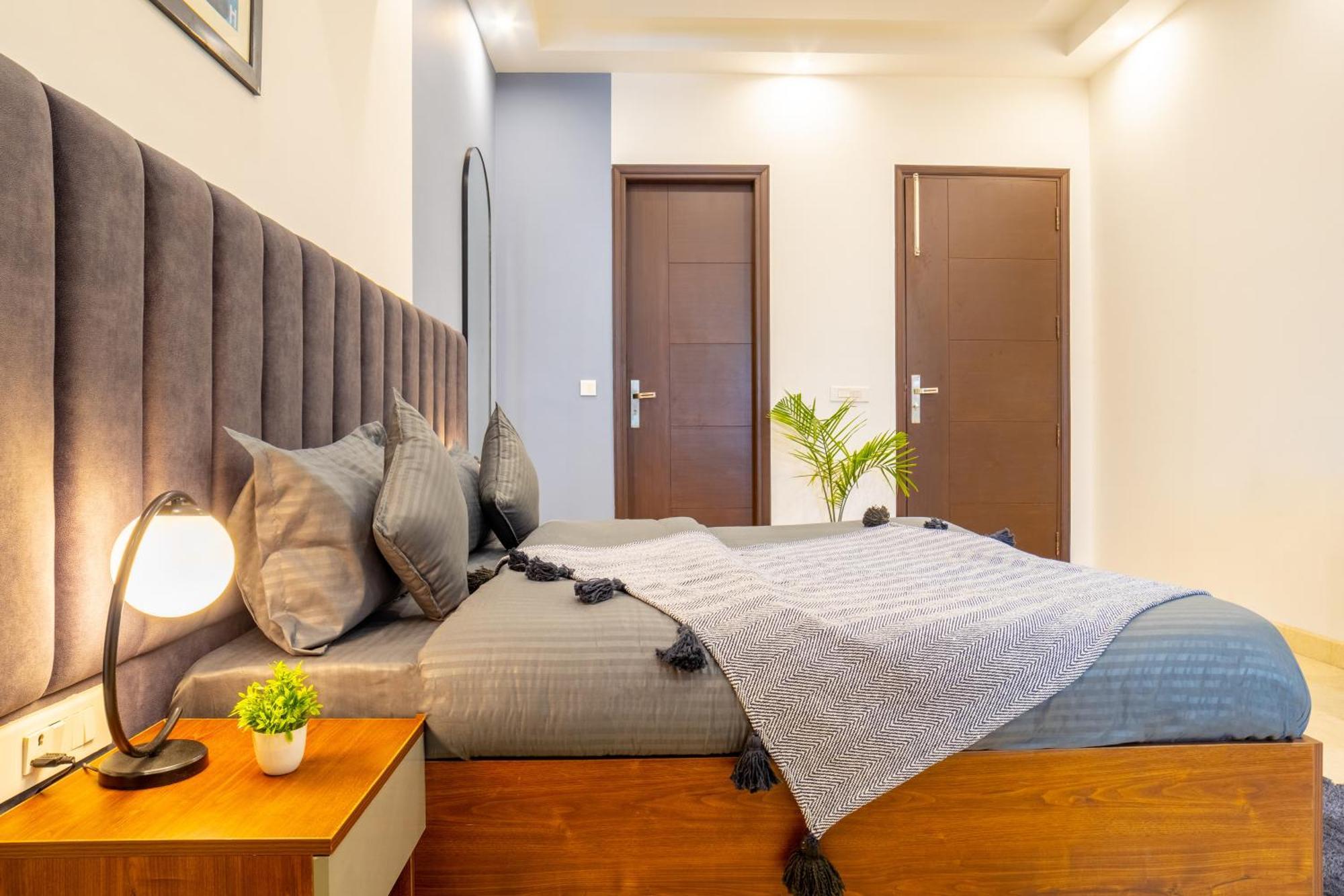 Housr Lotus Sector 28 Dlf Phase 4 Hotel *