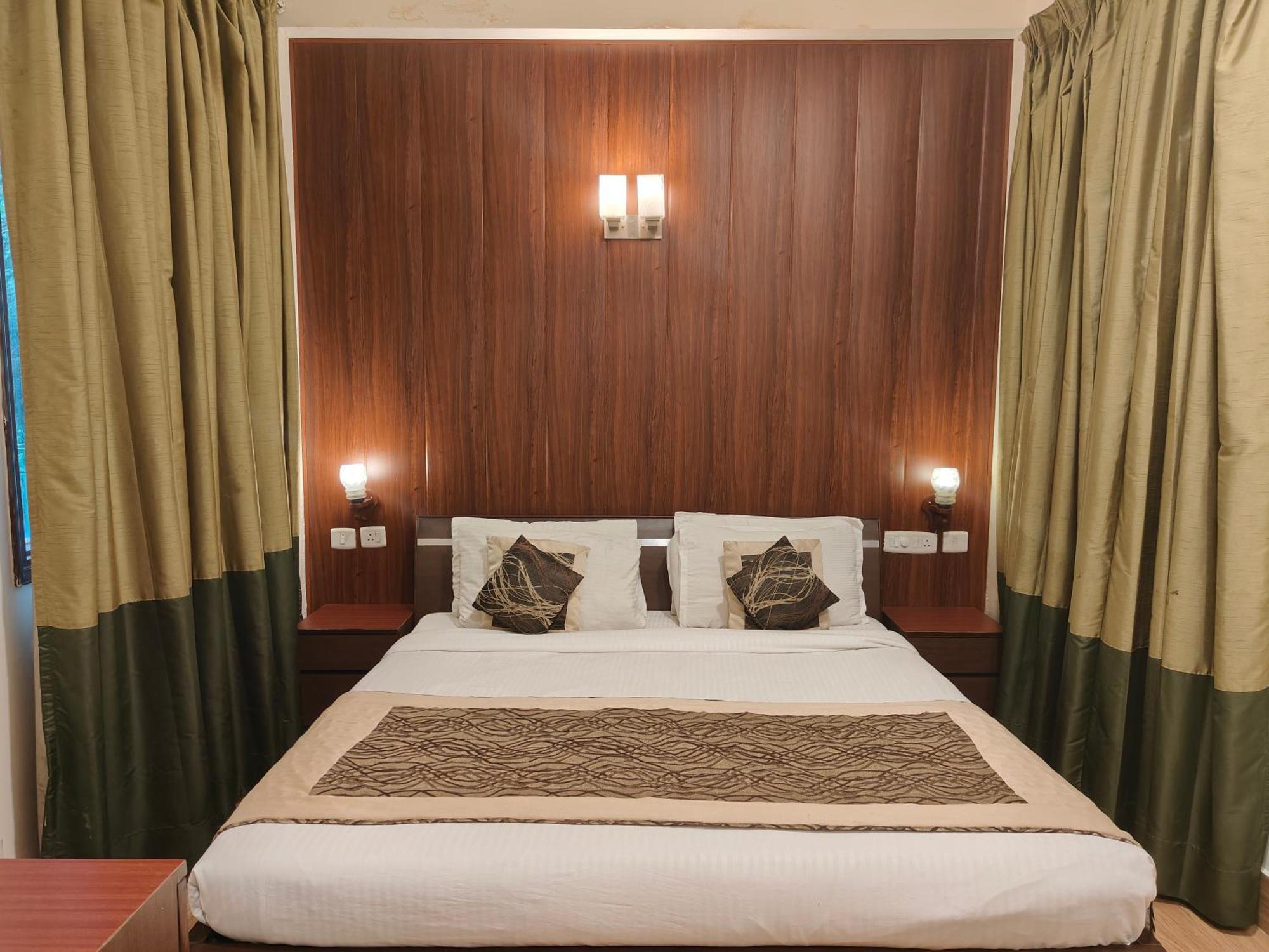 Guest house Tavisha Golf Course Mg Road 3*