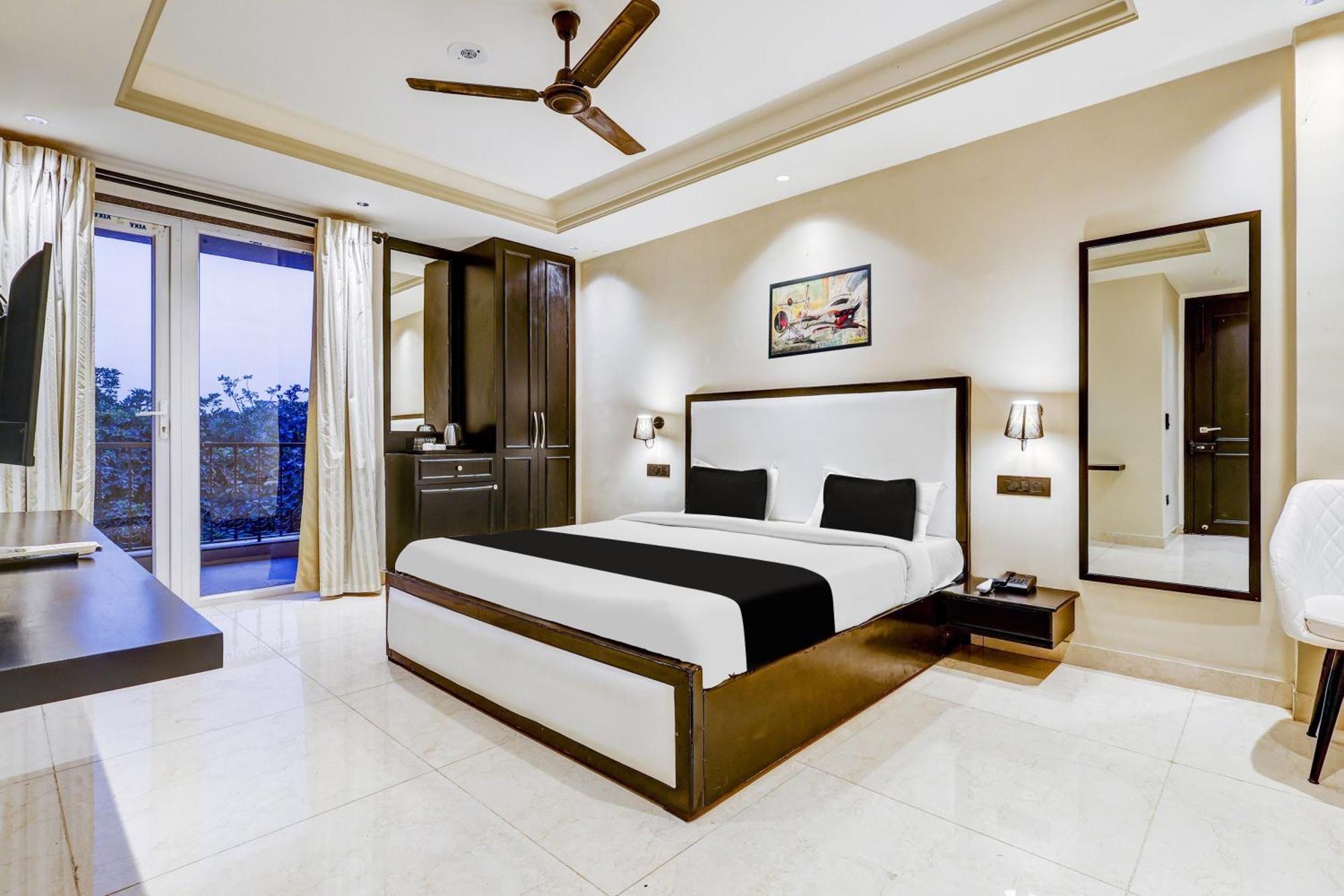 Super Townhouse Oak Udyog Vihar Hotel