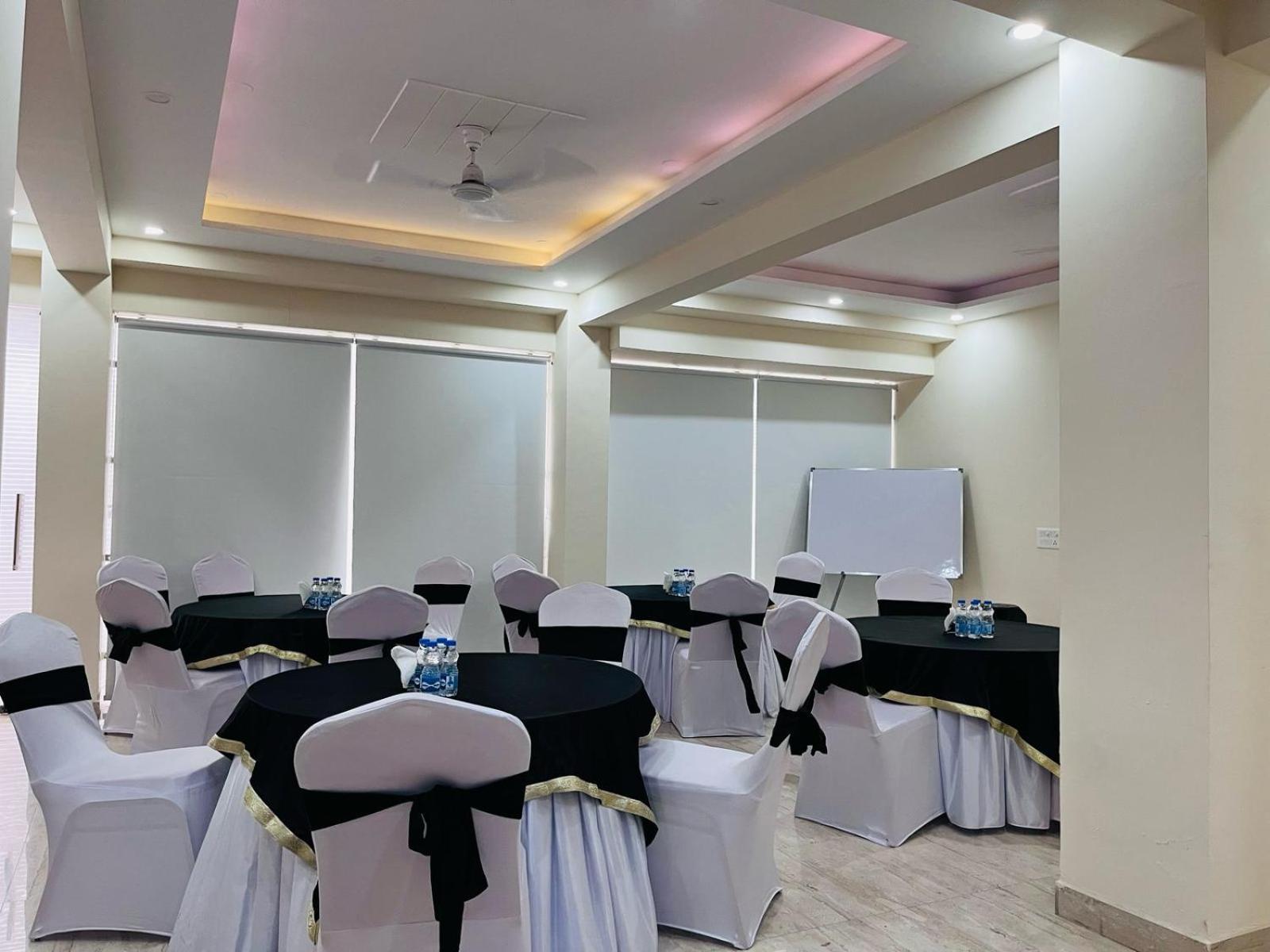 The Luxe 18 - Golf Course Road 3* Gurgaon