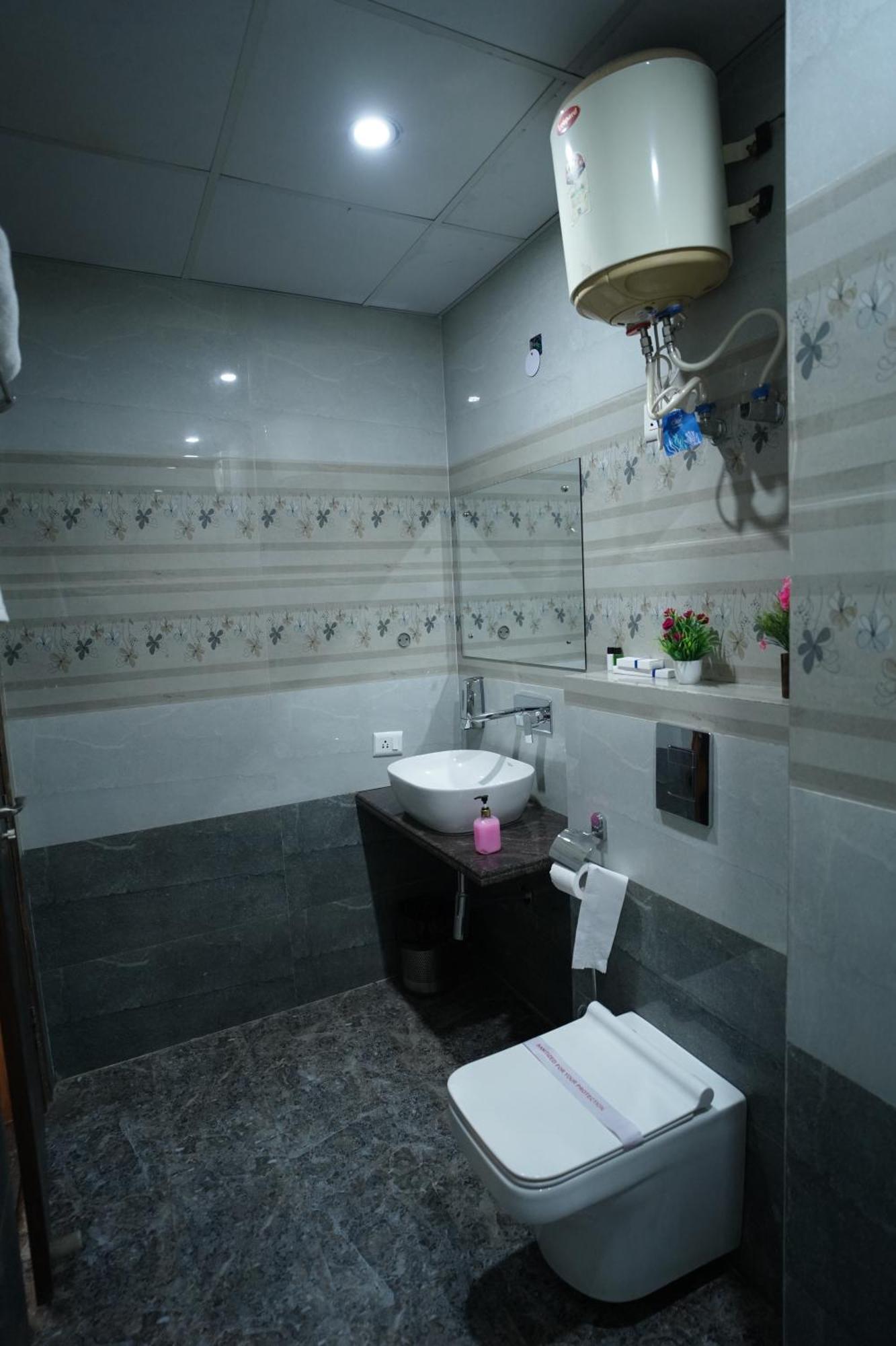 Hotel The Luxe 18 - Golf Course Road 3*