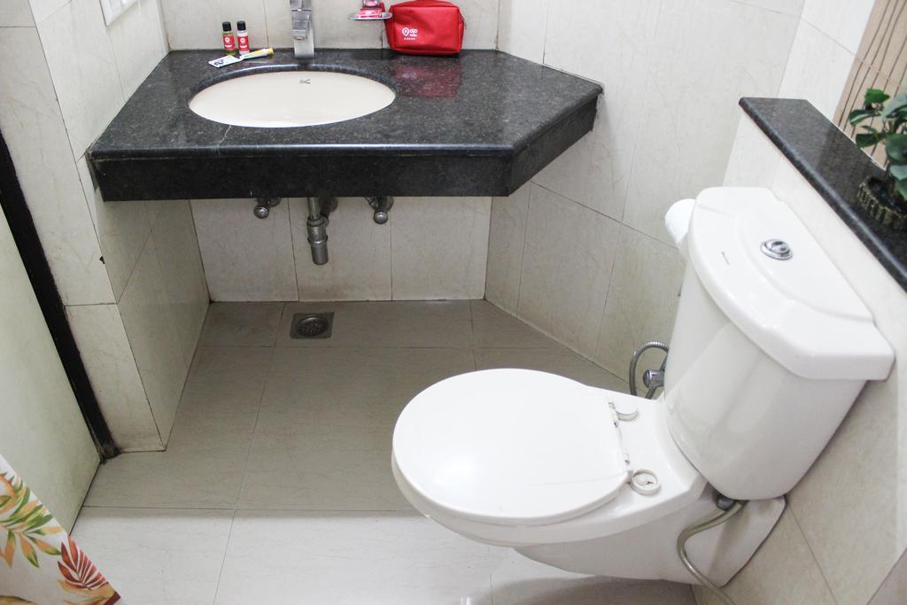 Oyo Premium Galleria Market Dlf 4 Hotel Gurgaon