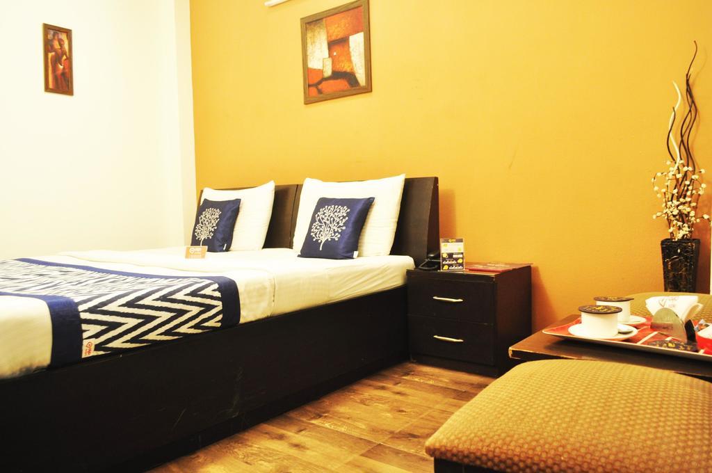 Oyo Premium Galleria Market Dlf 4