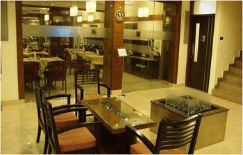 Oyo Premium Cyber Hub Hotel 3*