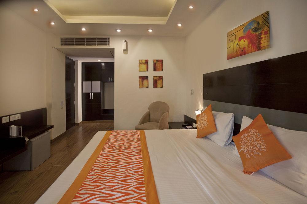 Oyo Premium Dlf Club Hotel Gurgaon