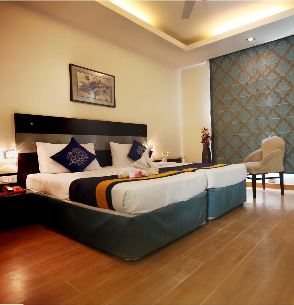 Oyo Premium Dlf Club Hotel Gurgaon