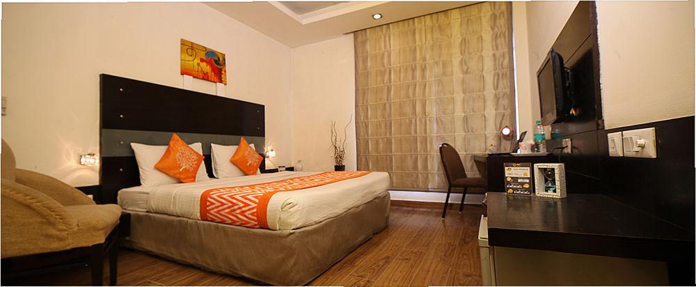 Oyo Premium Dlf Club 3*