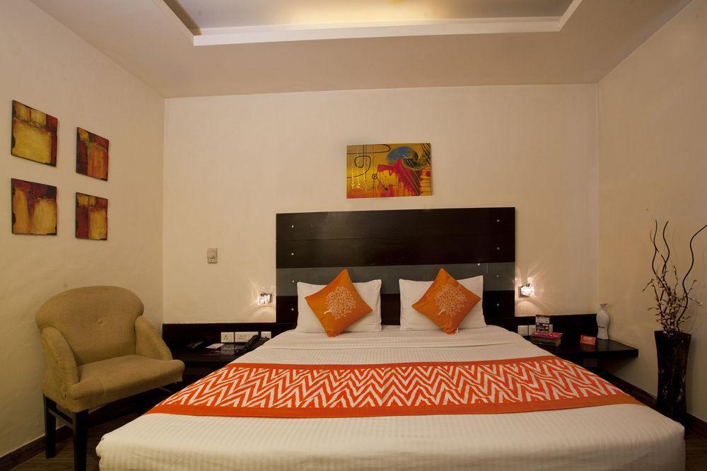 Oyo Premium Dlf Club Hotel Gurgaon