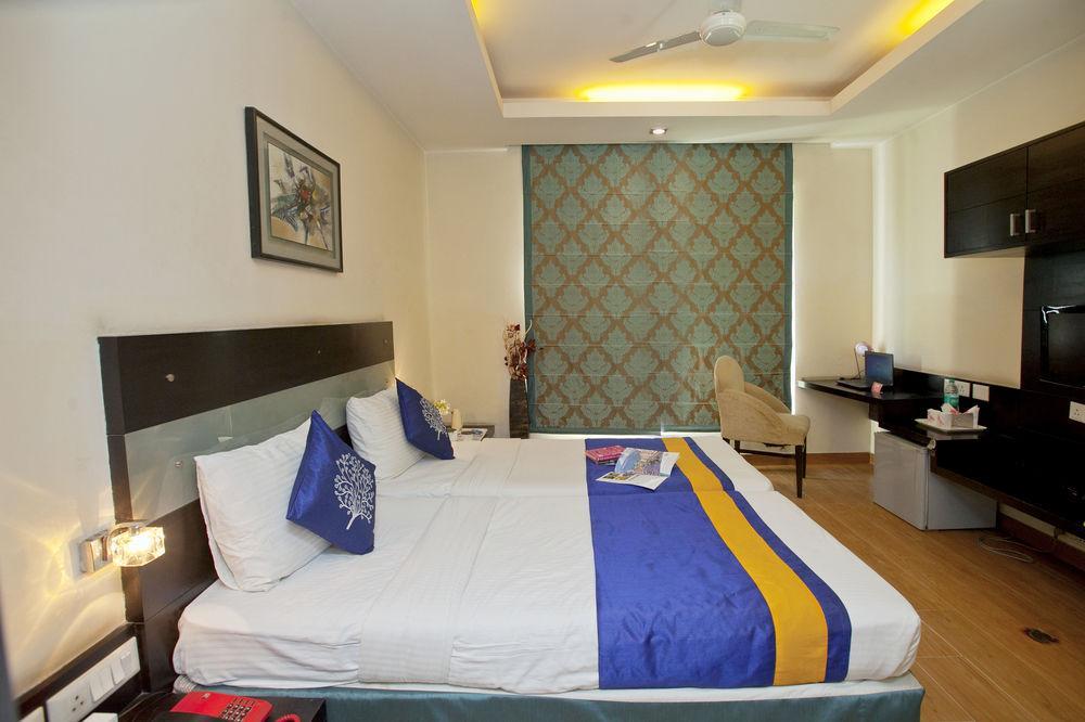 Oyo Premium Dlf Club 3*