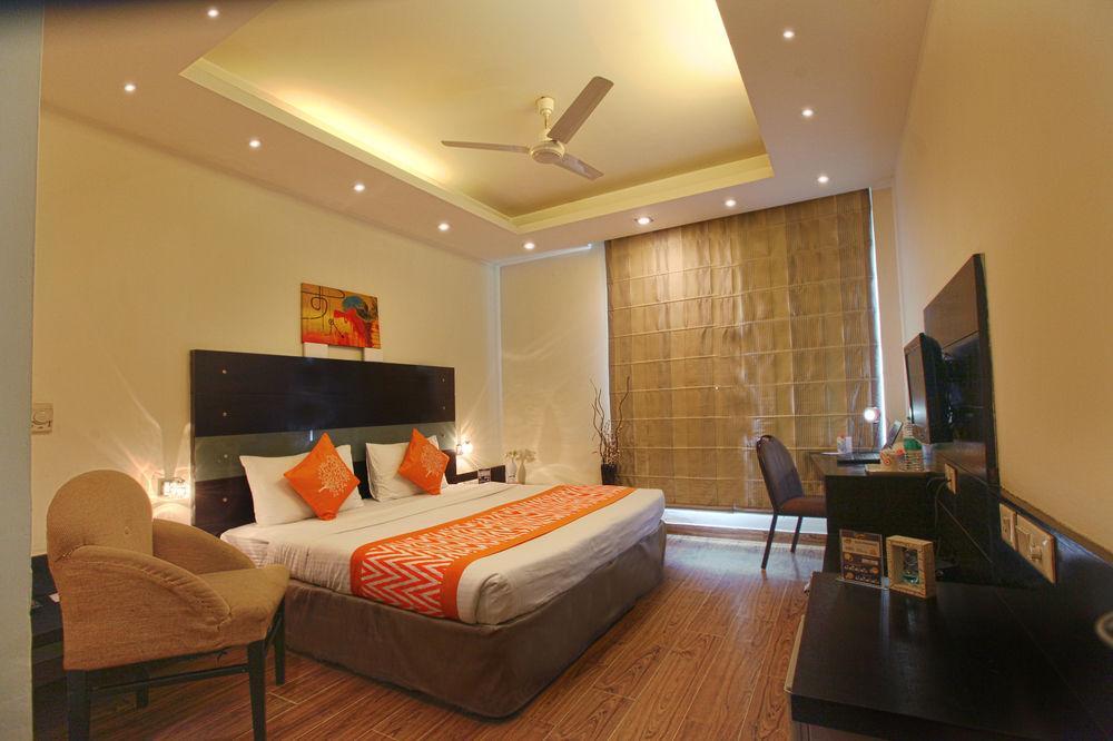 Oyo Premium Dlf Club 3* Gurgaon