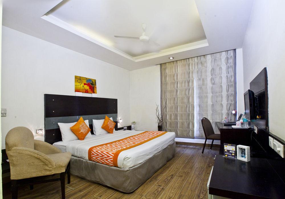 Oyo Premium Dlf Club Hotel Gurgaon
