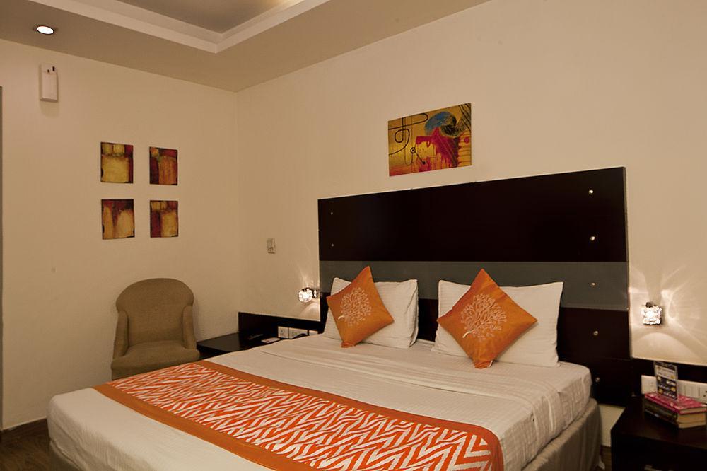 Oyo Premium Dlf Club Hotel Gurgaon