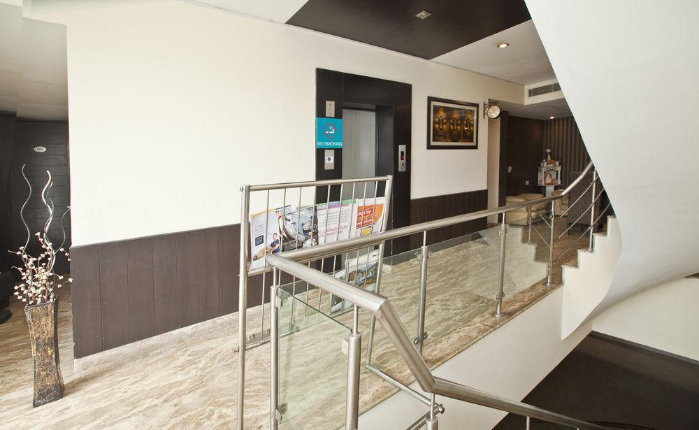 Oyo Premium Dlf Club 3* Gurgaon