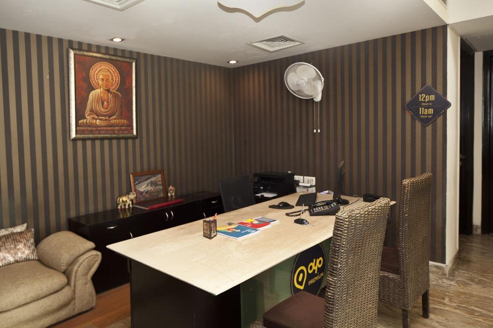 Oyo Premium Dlf Club 3*