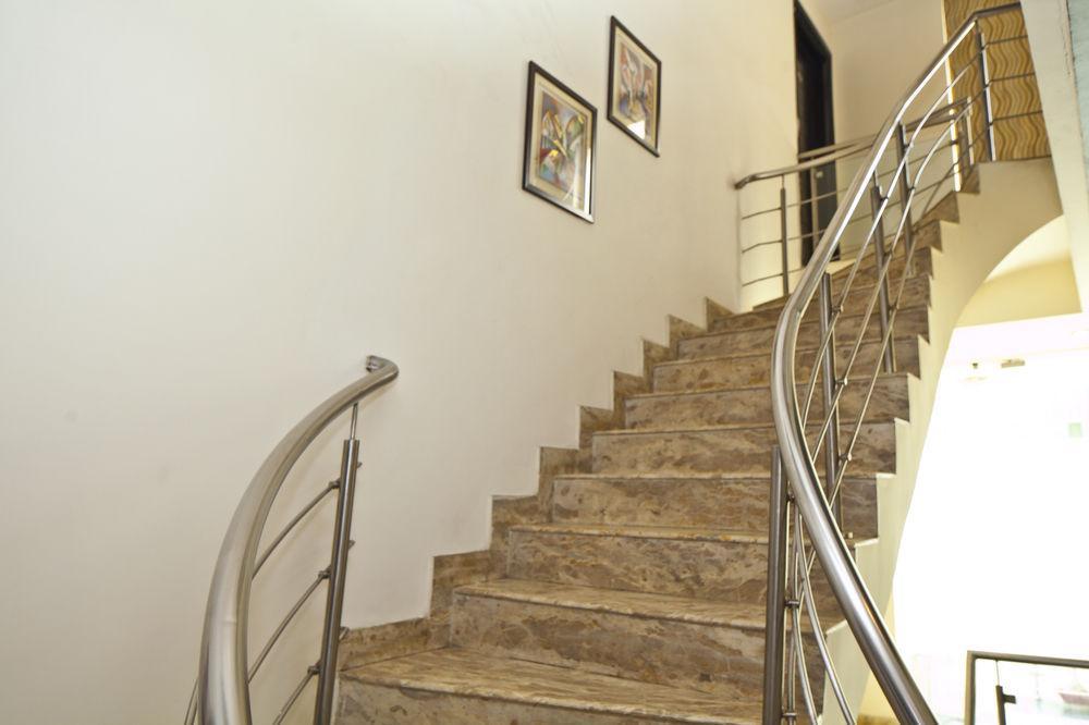 Oyo Premium Dlf Club Hotel Gurgaon