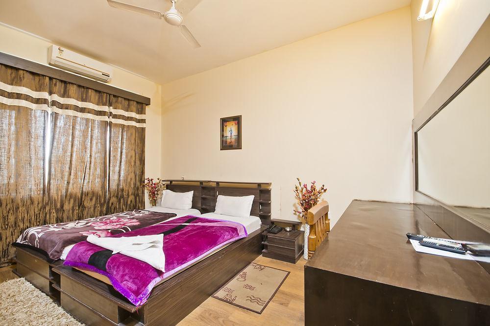 Oyo Premium Cyber Hub 3* Gurgaon