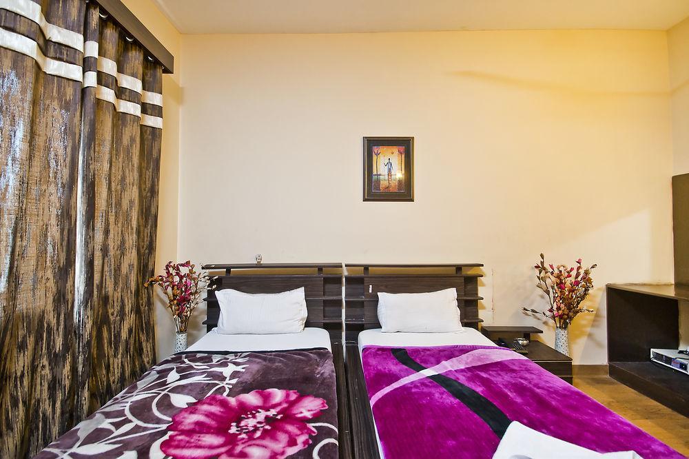 Oyo Premium Cyber Hub 3* Gurgaon