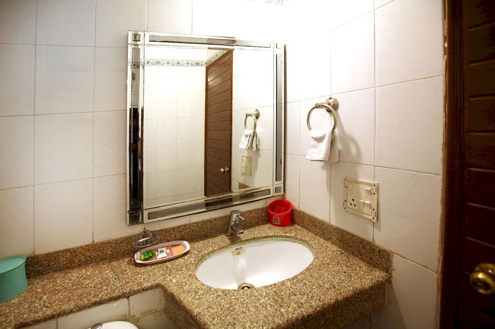 Oyo Premium Dlf Plaza Guest house Gurgaon