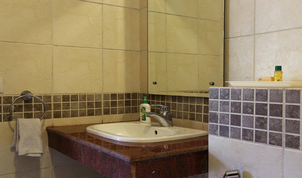 Fabhotel Aksh Dlf Phase 2 Hotel