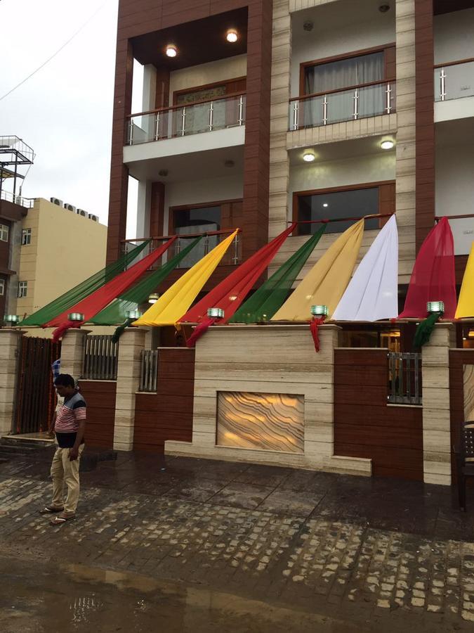 Hotel Platinum Palace Near Medanta Hospital Sector38 3*