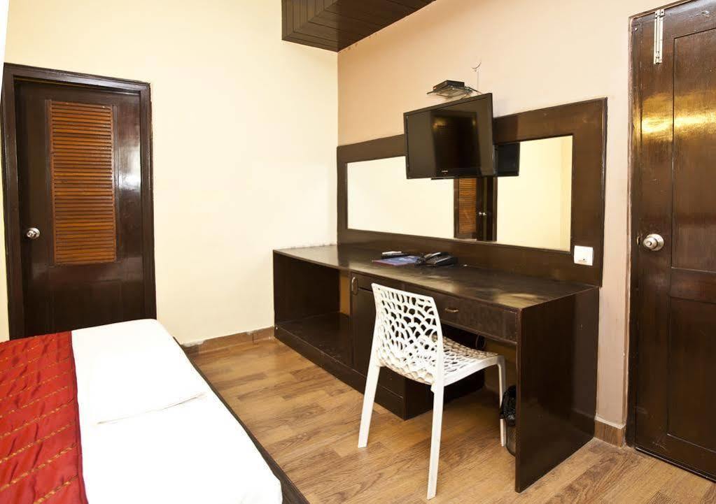 Oyo Sushant Lok A Block Hotel