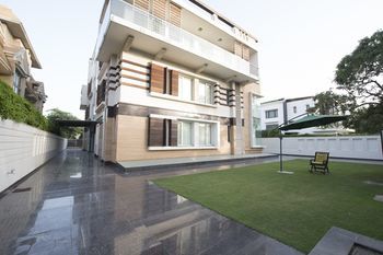 Stately Nh8 Hotel 3*