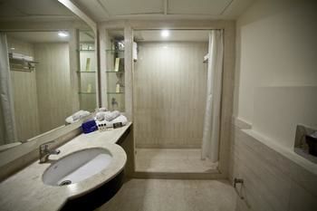 Hotel Oyo Premium Sikandarpur Metro 2