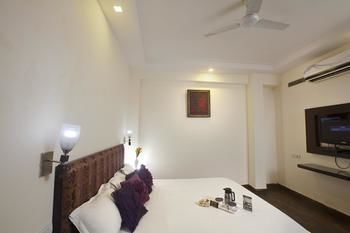 Hotel Oyo Premium Sikandarpur Metro 2