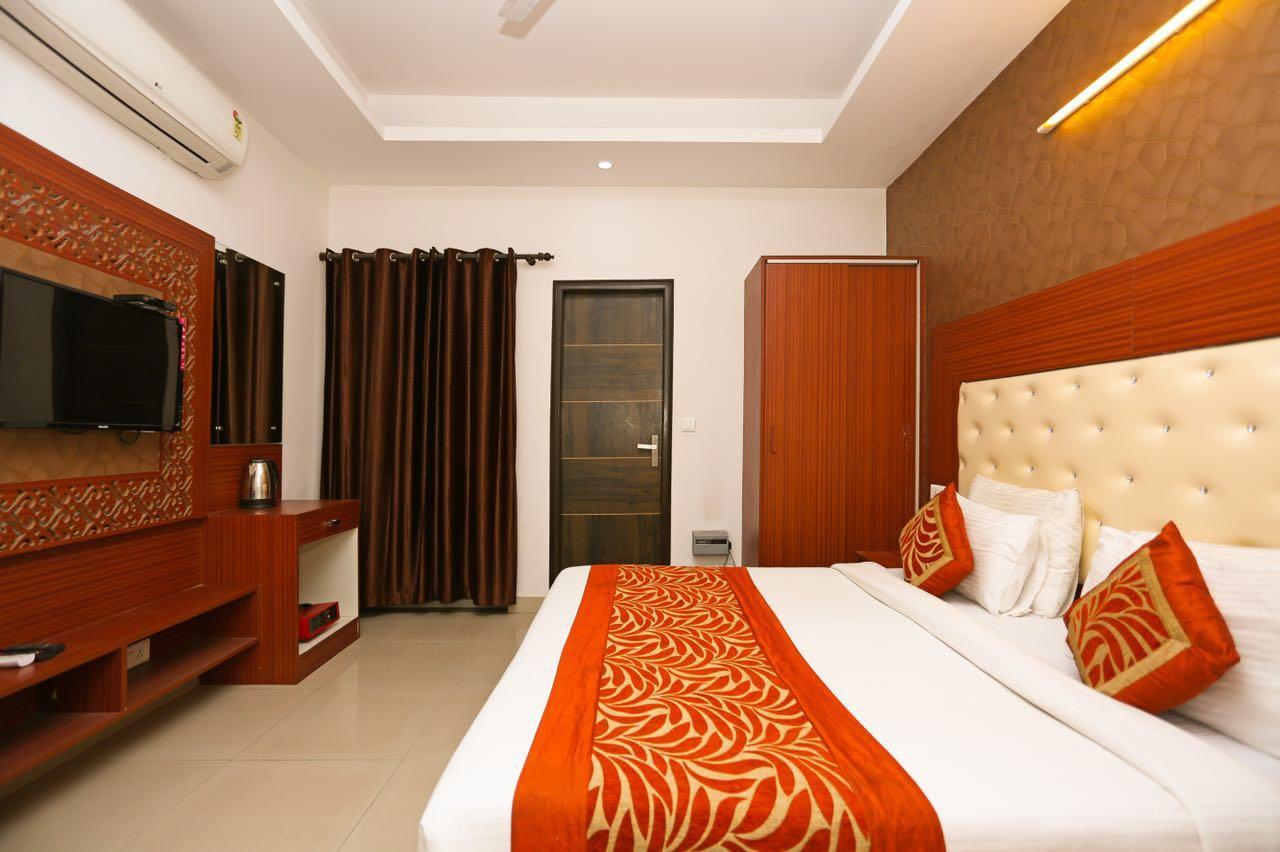 Callista Golf Course Road Hotel 2*