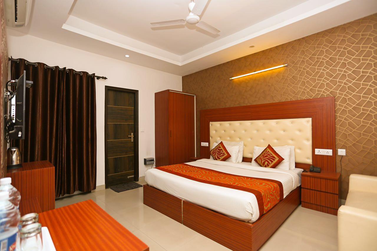 Callista Golf Course Road Hotel