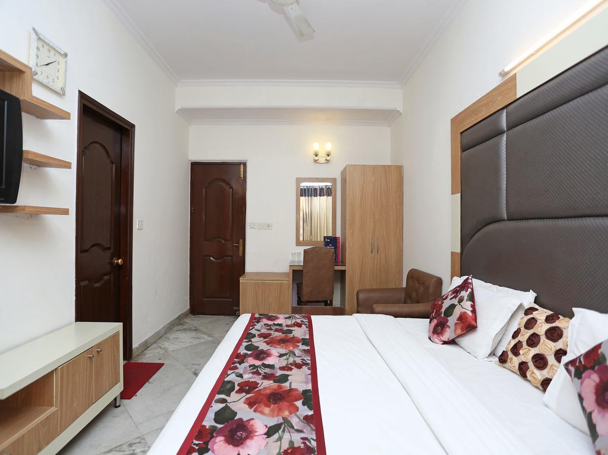 Oyo 8465 Near Sahara Mall