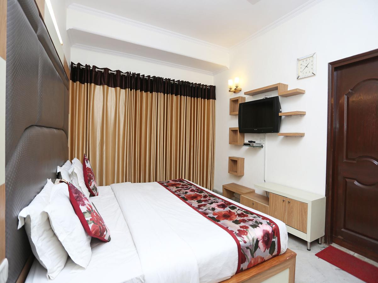 Oyo 8465 Near Sahara Mall Hotel