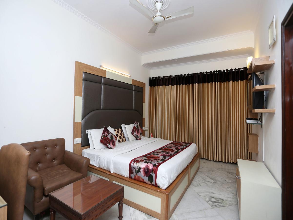 Oyo 8465 Near Sahara Mall 3*