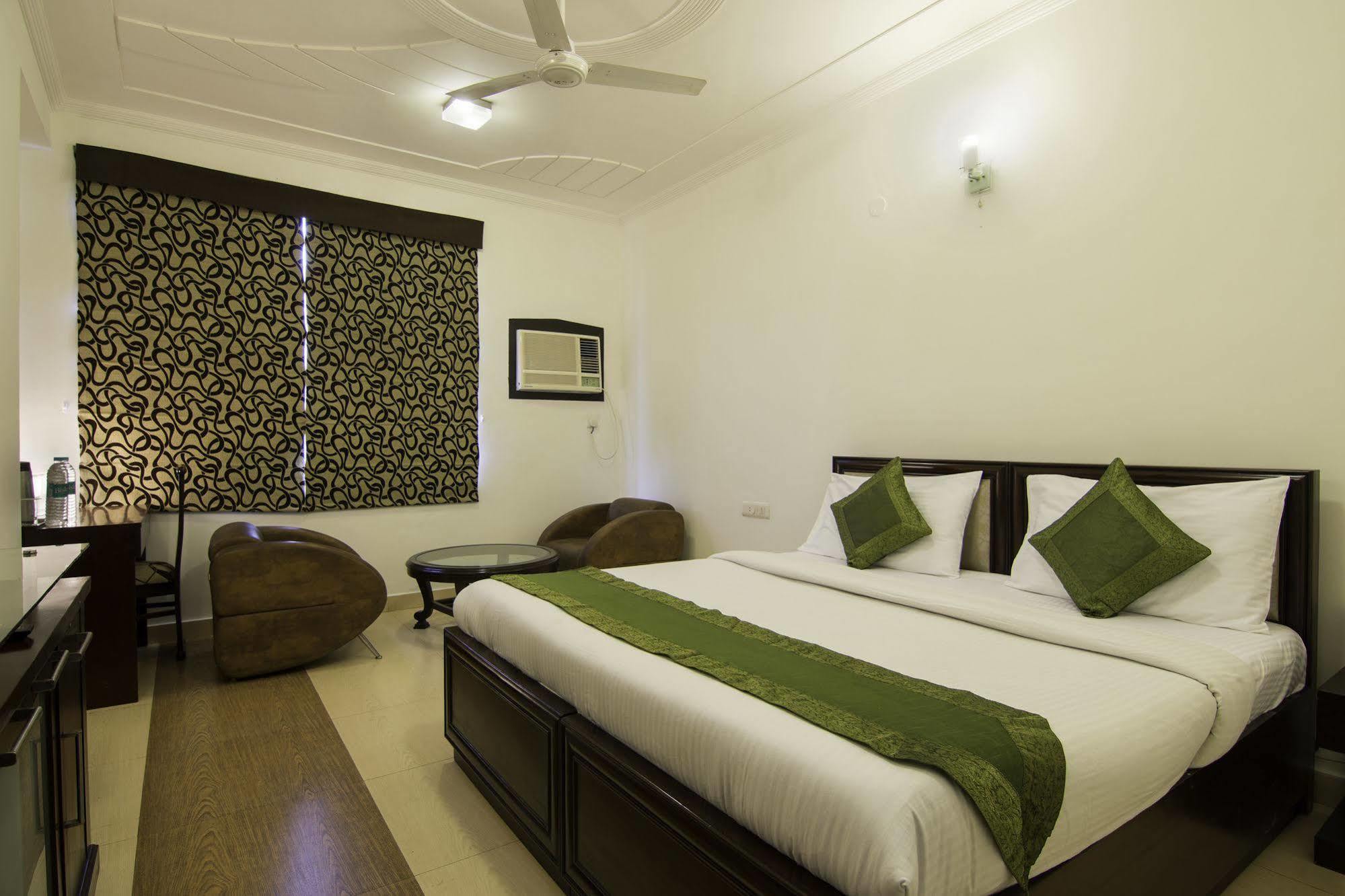 Oyo Townhouse 823 Leaf Hotel 3*