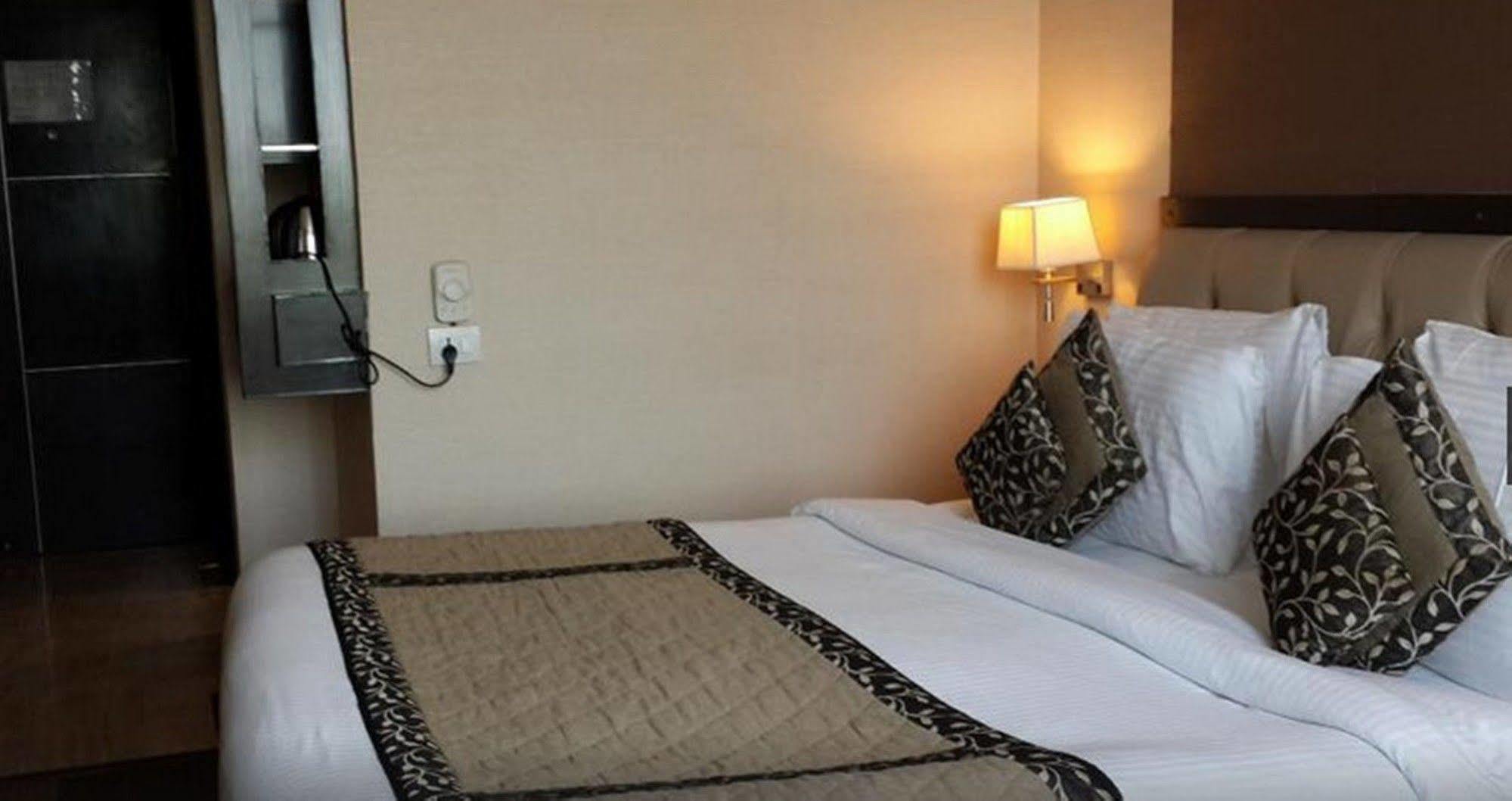 Hotel Blue Stone By Royal Orchid Gurgaon