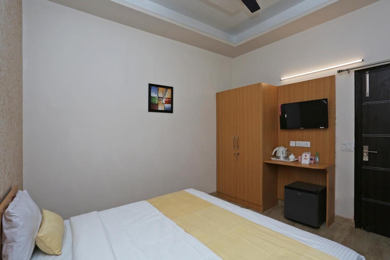 Hotel Oyo 14098 R R Homes 3*