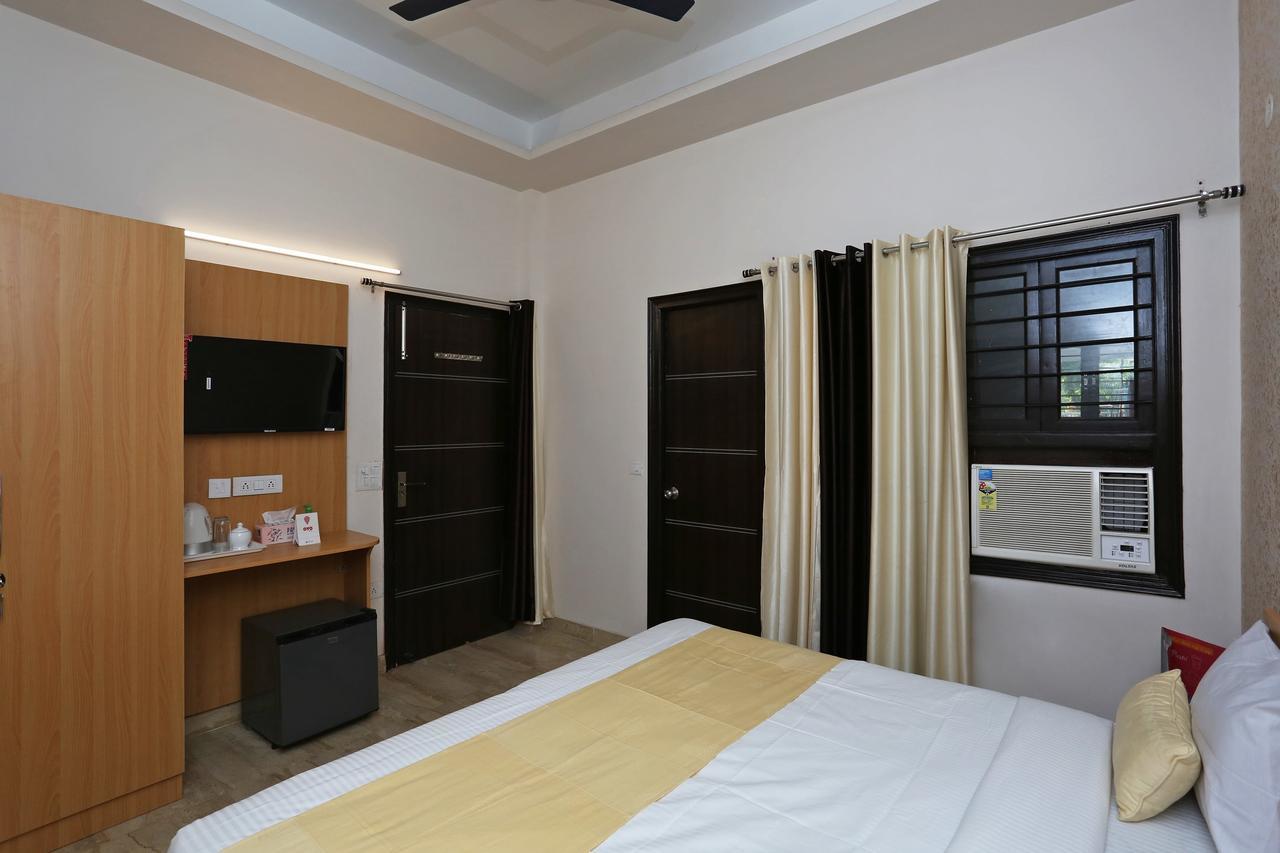 Oyo 14098 R R Homes Hotel