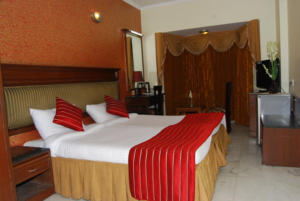 Hotel The Maple Leaf @ Dlf Cyber Gurgaon