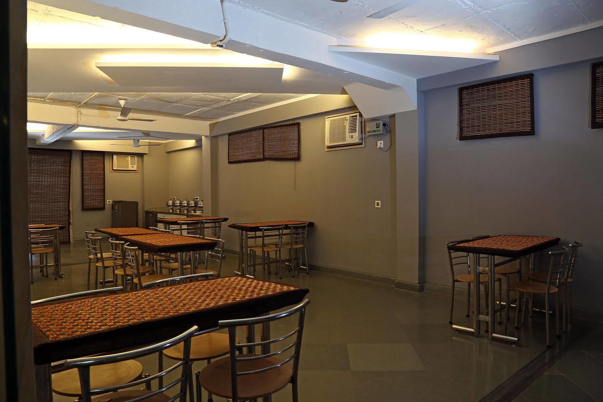 Fabhotel Huda Sushant Lok Hotel