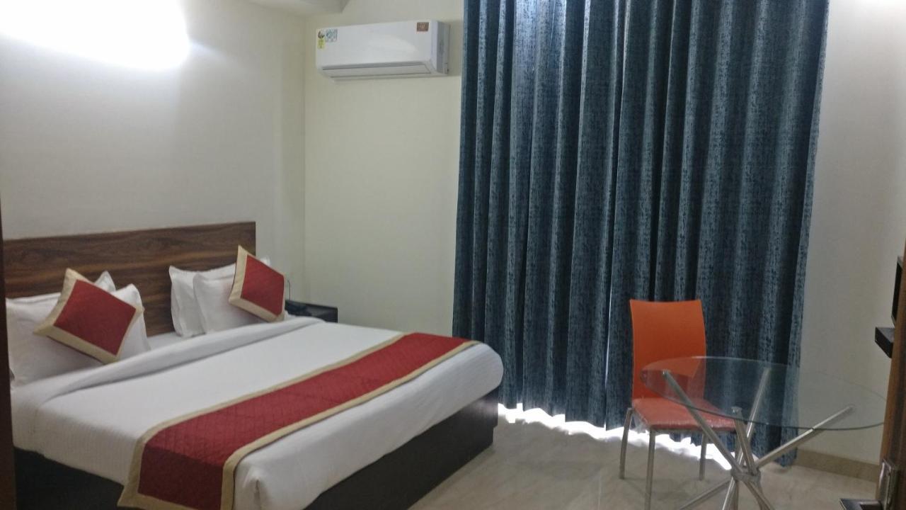 Hotel Corooms Sanvi Unitech Cyber Park 3*