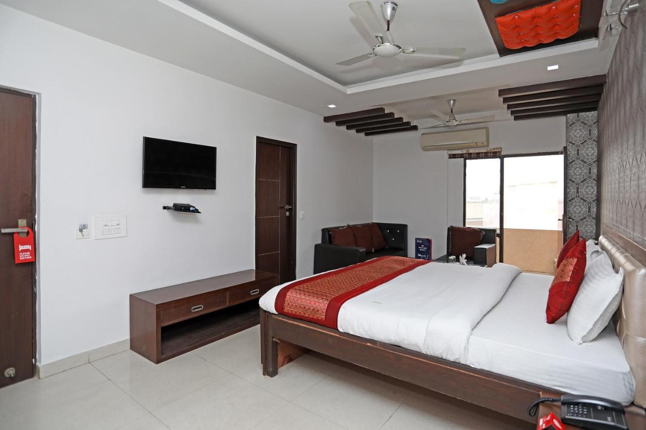 Capital O 10025 Hotel Flora Inn Hotel
