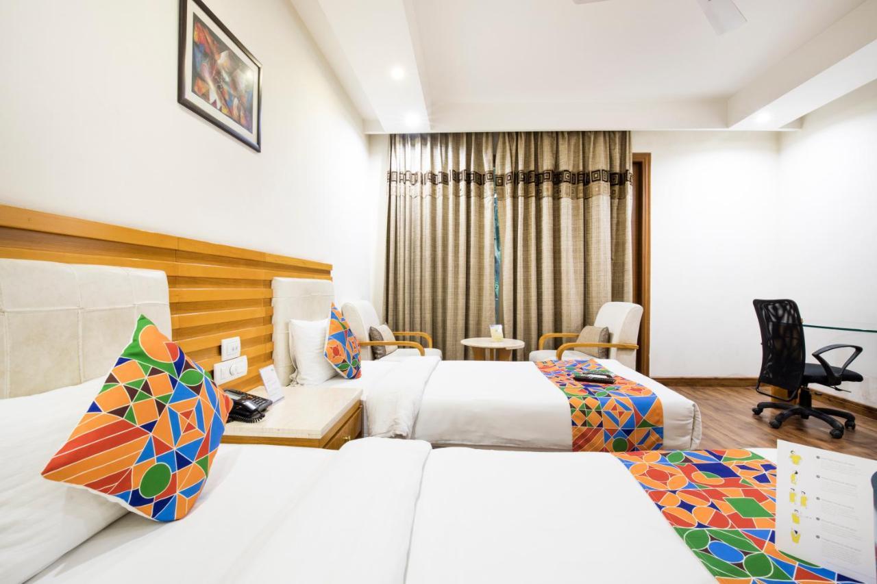 Hotel Fabhotel Grd Dlf Square 3*