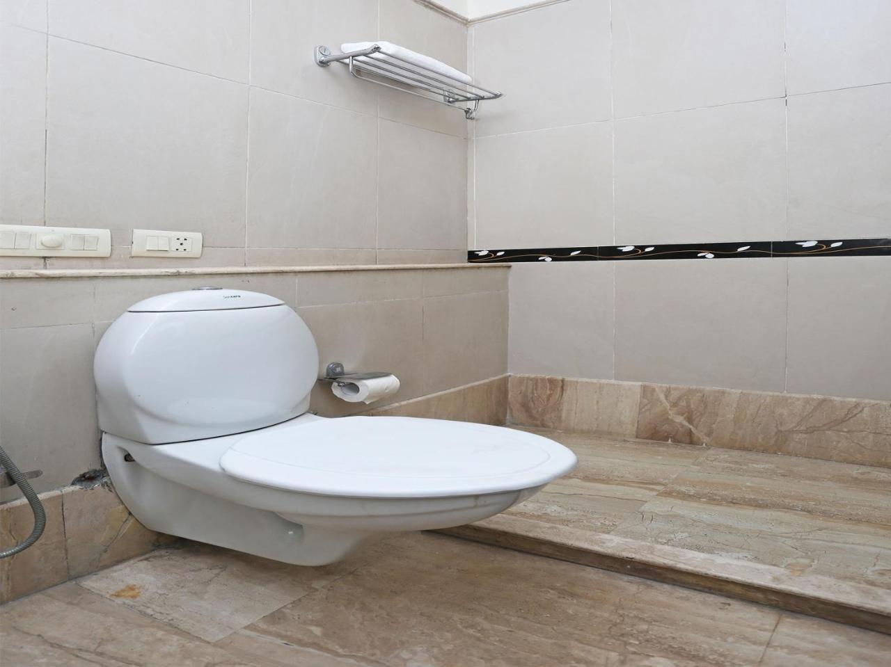 Hotel Oyo 15716 The Red Orchid Gurgaon