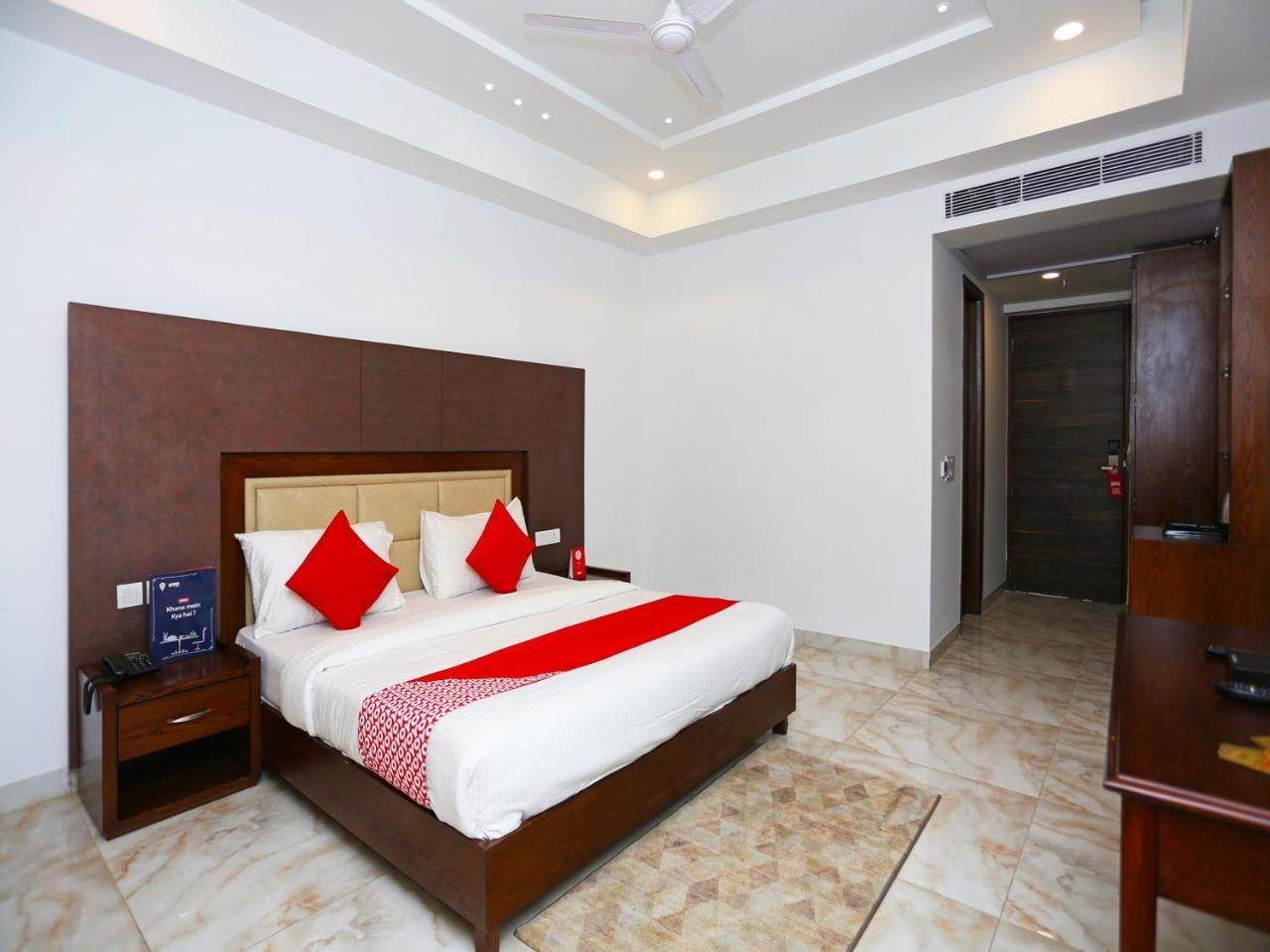 Capital O 15908 Cherish Hotel 3*