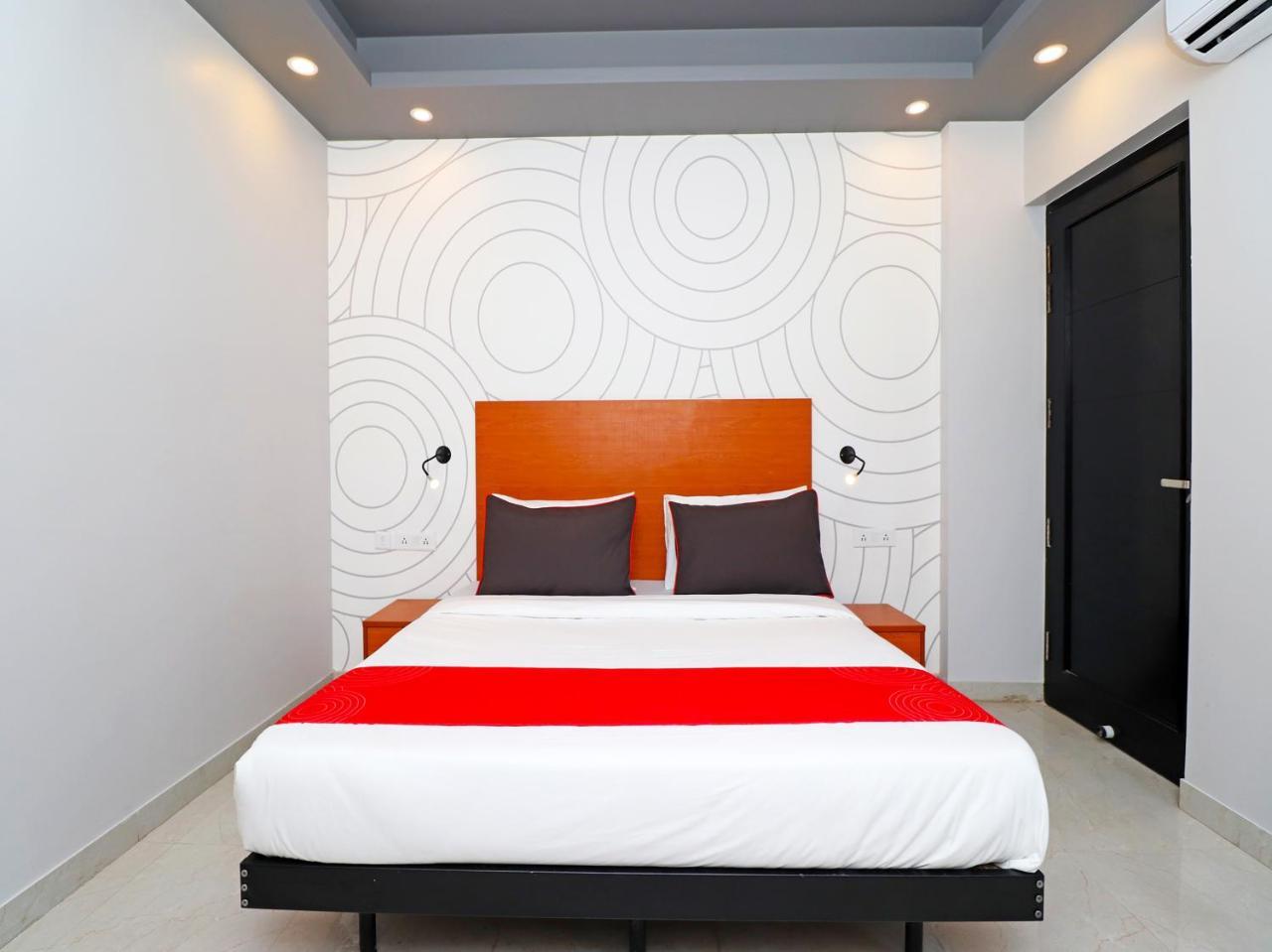 Oyo 20032 Silverkey Medanta Hotel